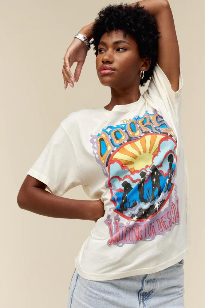 DAYDREAMERS THE DOORS WAITING FOR THE SUN BOYFRIEND TEE 